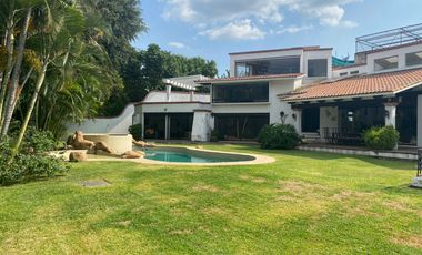 VENDO ESPECTACULAR RESIDENCIA AMUEBLADA EN FRACC. SUMIYA, CUERNAVACA. SEGURIDAD.