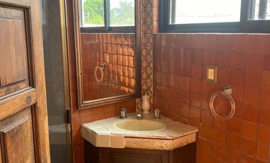 VENDO ESPECTACULAR RESIDENCIA AMUEBLADA EN FRACC. SUMIYA, CUERNAVACA. SEGURIDAD.