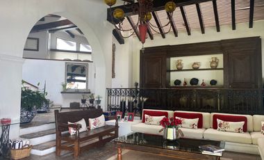 VENDO ESPECTACULAR RESIDENCIA AMUEBLADA EN FRACC. SUMIYA, CUERNAVACA. SEGURIDAD.