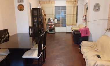 Se Vende Casa en primer piso, frente a parque