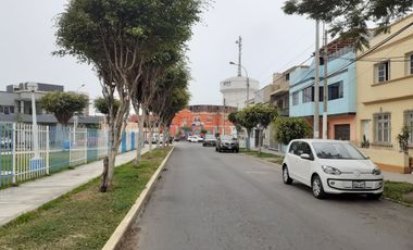Se Vende Casa en primer piso, frente a parque