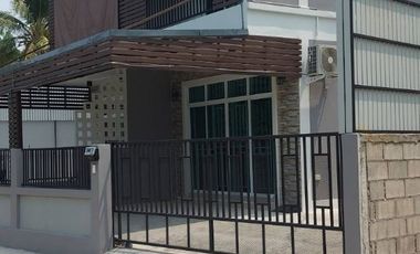 RENT Townhouse. 2 bedrooms, 3 bathrooms, 2 car parking spaces. Price 17,000 baht/month, 1 year contract. Tel. 081135----