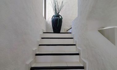 V403 Villa en Venta, 3 recámaras aun costado Hotel Ixtapa Palace