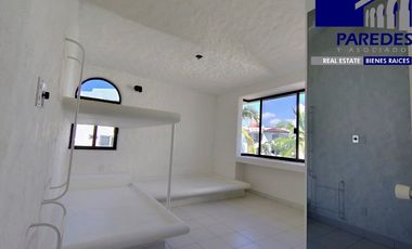 V403 Villa en Venta, 3 recámaras aun costado Hotel Ixtapa Palace