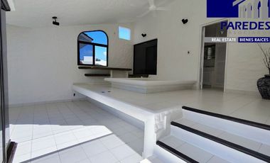 V403 Villa en Venta, 3 recámaras aun costado Hotel Ixtapa Palace