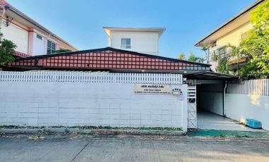 House for sale, Chokchai 4-Nakniwat, in the heart of Lat Phrao-Wang Thonglang. Close to the BTS station and expressway entry point.