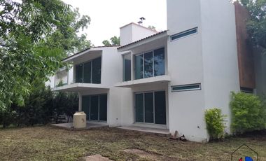 Preciosa Casa con vista al lago en excelente fraccionamiento.