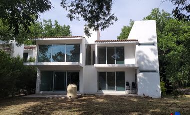 Preciosa Casa con vista al lago en excelente fraccionamiento.