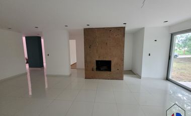 Preciosa Casa con vista al lago en excelente fraccionamiento.