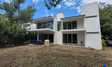 Preciosa Casa con vista al lago en excelente fraccionamiento.