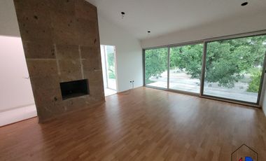 Preciosa Casa con vista al lago en excelente fraccionamiento.