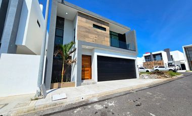 En venta Casa con acabados de Lujo, amplio jardin y hermosa cocina  ubicada en el Fracc.LomasDeLaRioja