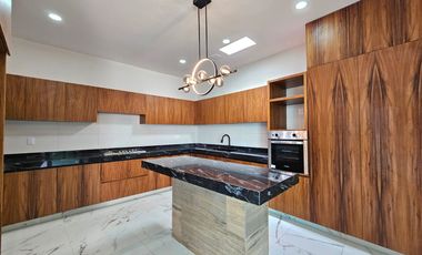 En venta Casa con acabados de Lujo, amplio jardin y hermosa cocina  ubicada en el Fracc.LomasDeLaRioja