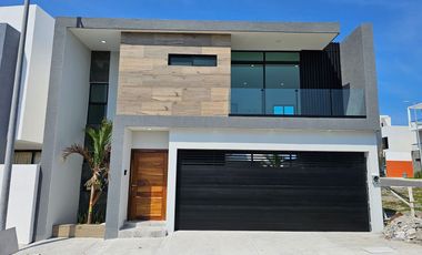 En venta Casa con acabados de Lujo, amplio jardin y hermosa cocina  ubicada en el Fracc.LomasDeLaRioja