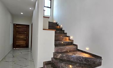 En venta Casa con acabados de Lujo, amplio jardin y hermosa cocina  ubicada en el Fracc.LomasDeLaRioja