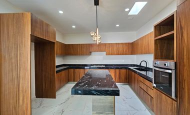 En venta Casa con acabados de Lujo, amplio jardin y hermosa cocina  ubicada en el Fracc.LomasDeLaRioja