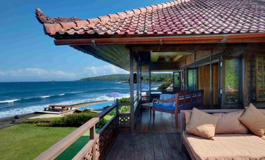 Freehold - Tranquil Oceanfront Retreat: Luxury Living on Pristine Beachfront Property