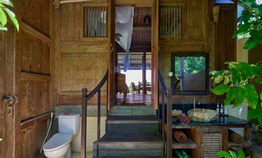 Freehold - Tranquil Oceanfront Retreat: Luxury Living on Pristine Beachfront Property
