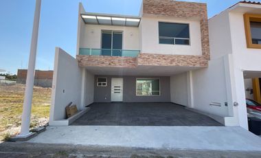 Estrena casa en venta cera de Altozano 3 niveles construidos 3 recamaras c/u con baño
