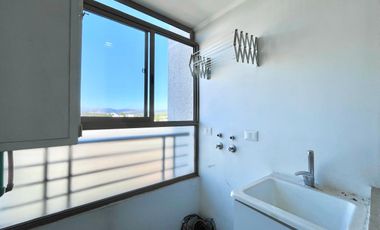 Se vende departamento céntrico en Edificio Los Laureles, 2 piezas, 2 baños, estacionamiento y bodega, Curicó