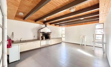 Se vende departamento céntrico en Edificio Los Laureles, 2 piezas, 2 baños, estacionamiento y bodega, Curicó