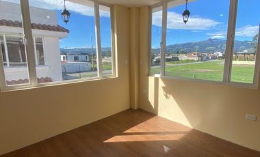 CAPELO, vendo casa estrenar, 4 dormitorios, patio, 2 estacionamientos y bodega; $ 130000