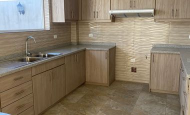 CAPELO, vendo casa estrenar, 4 dormitorios, patio, 2 estacionamientos y bodega; $ 130000