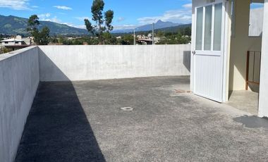 CAPELO, vendo casa estrenar, 4 dormitorios, patio, 2 estacionamientos y bodega; $ 130000