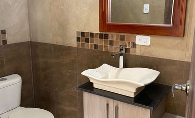 CAPELO, vendo casa estrenar, 4 dormitorios, patio, 2 estacionamientos y bodega; $ 130000