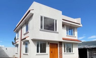 CAPELO, vendo casa estrenar, 4 dormitorios, patio, 2 estacionamientos y bodega; $ 130000