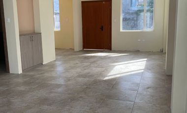 CAPELO, vendo casa estrenar, 4 dormitorios, patio, 2 estacionamientos y bodega; $ 130000