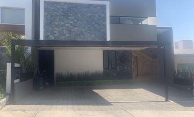En venta casa en Juriquilla 3 recàmaras alberca roof garden vigilancia LP-23-3388