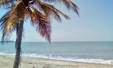 ALQUILER DE ESPECTACULAR CASA CON VISTA Y SALIDA AL MAR EN PLAYA ALCATRACES/SANTA MARTA