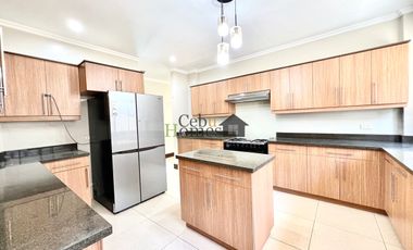 4-Bedroom House with Pool in North Town Homes for Rent