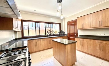 4-Bedroom House with Pool in North Town Homes for Rent