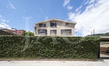 Oportunidad de Venta Casa Familiar de 4 Dormitorios – Sector San Juan, Cumbayá