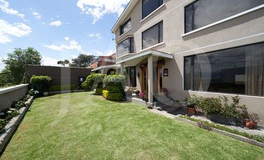 Oportunidad de Venta Casa Familiar de 4 Dormitorios – Sector San Juan, Cumbayá