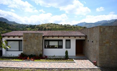 En Venta Quinta en comunidad privada en Yunguilla