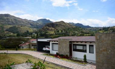 En Venta Quinta en comunidad privada en Yunguilla