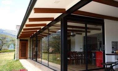 En Venta Quinta en comunidad privada en Yunguilla