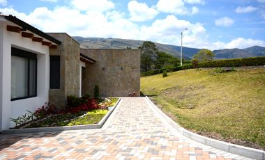 En Venta Quinta en comunidad privada en Yunguilla