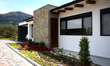 En Venta Quinta en comunidad privada en Yunguilla