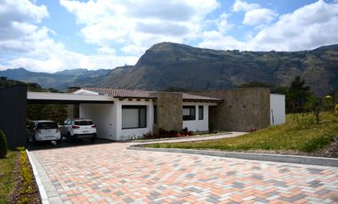 En Venta Quinta en comunidad privada en Yunguilla
