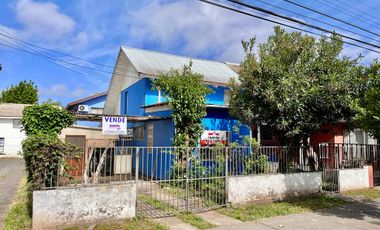 Se vende casa en tranquilo sector residencial, cercana a centro de Curicó. Tres piezas 2 baños
