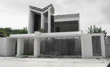 Casa moderna con jardín, ventanas de pared completa, doble altura, cochera para 2 autos, preparación para jacuzzi, vista a la montaña,  6 minutos de la playa, pre-construcción, venta en Huatulco.