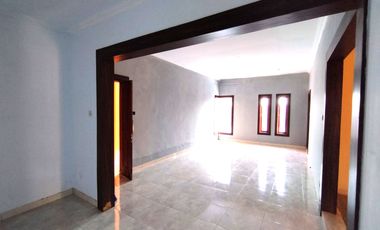 Rumah Hook Mewah dekat Jalan Magelang Km 16