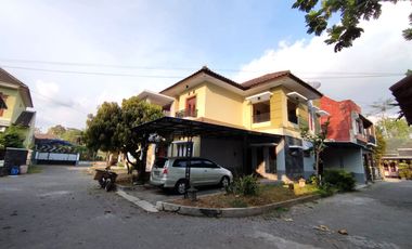 Rumah Hook Mewah dekat Jalan Magelang Km 16