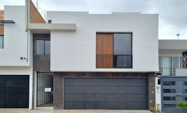 Casa en venta con terraza en Villa Magna