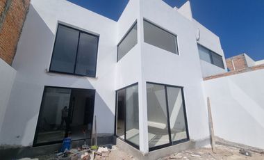 Casa en venta con terraza en Villa Magna
