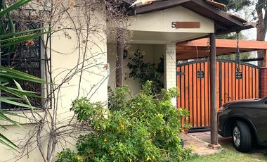 5 Dormitorios Casa en buen estado.